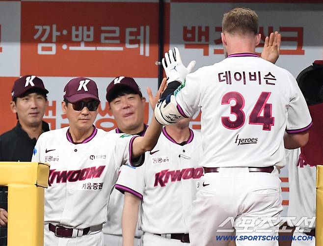 21일 고척돔에서 열린 KBO리그 삼성과 키움의 주중 3연전 첫 번째 경기. 5회말 키움 데이비슨이 투런홈런을 날렸다. 설종진 감독과 하이파이브를 나누고 있는 데이비슨. 고척=송정헌 기자songs@sportschosun.com/2026.07.21/