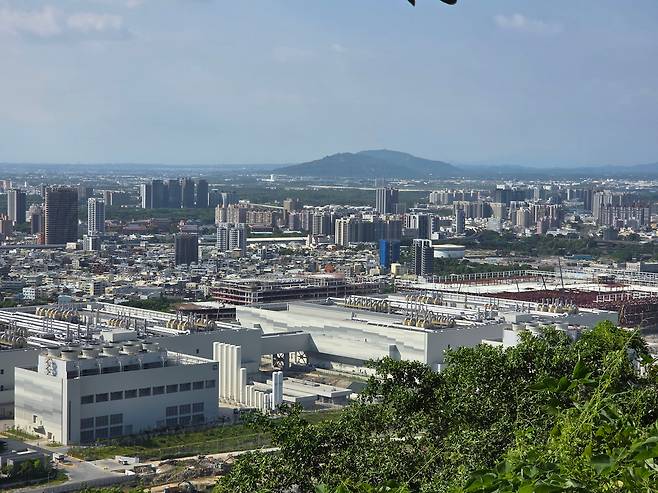 지난 9일 대만 가오슝 난쯔산업단지에 건설 중인 TSMC의 팹22 공사 현장. 왼쪽부터 오른쪽 순으로 차례로 공사가 진행 중이다. 공장 주변으로는 시가지가 펼쳐져 있다. 통상 도시 외곽에 들어서는 첨단 팹이 기존 생활권 한복판에 자리한 이례적인 ‘도심형 팹’ 사례로 꼽힌다./가오슝=류재민 기자