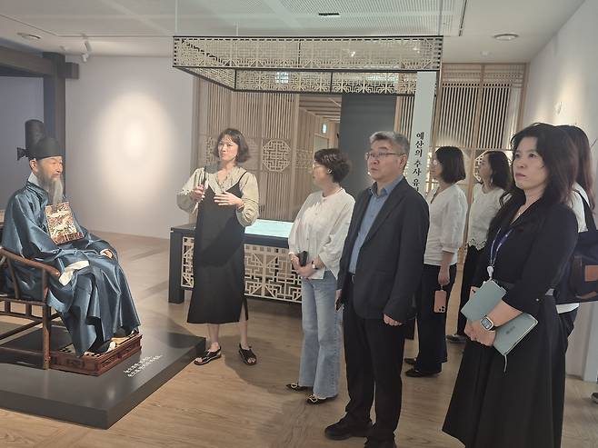충남도를 방문한 중국 장쑤성 대표단이 21일 예산군 추사 김정희기념관을 둘러보고 있다. 충남도 제공.