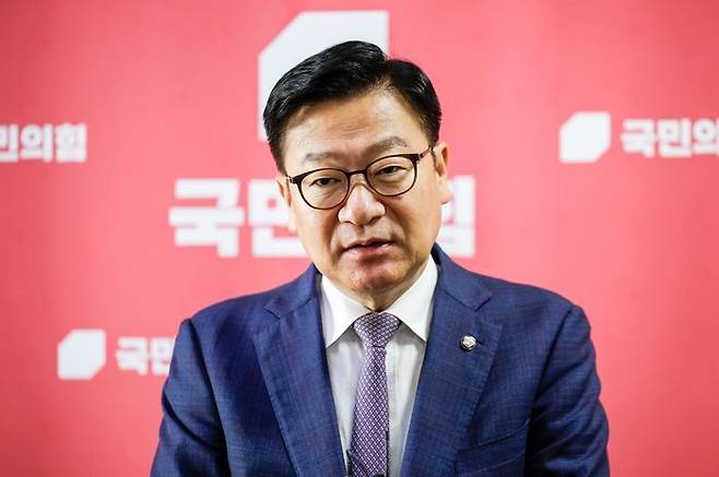 정점식 국민의힘 원내대표가 7월 16일 서울 여의도 국회 원내대표실 앞에서 현안 관련 백브리핑을 하고 있다. ⓒ뉴시스