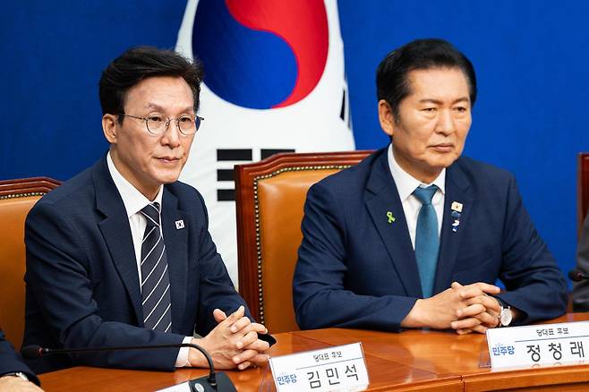 더불어민주당 김민석(왼쪽), 정청래 당대표 후보가 20일 서울 여의도 국회에서 열린 공명선거실천 서약식에 참석해 자리하고 있다. 2026.7.20/뉴스1