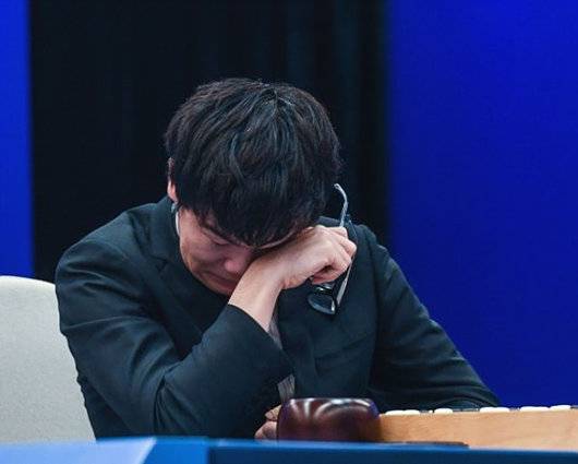 2017년 인공지능 알파고 마스터와의 제3국에서 패배를 직감하자 눈물을 흘리는 중국의 커제 9단. 유튜브 캡처