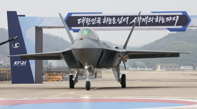지난 3월 25일 경남 사천 한국항공우주산업(KAI)에서 KF-21 양산 1호기를 공개하고 있다. 연합뉴스