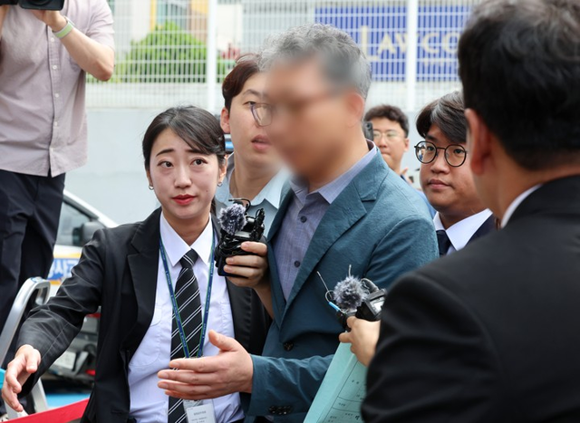 장윤기 사건에 대해 살인과 성범죄 사건을 분리 수사하도록 지시한 협의를 받는 전남광주통합특별시 광산경찰서 형사과장 A 경정이 21일 구속 전 피의자 심문(영장 실질 심사)을 받기 위해 동구 지산동 광주지방법원에 출석하고 있다. [전남광주=연합뉴스]
