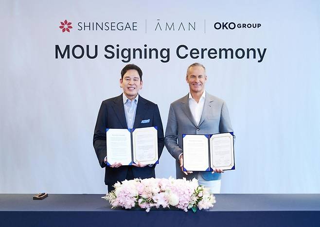 정용진 신세계그룹 회장(왼쪽)과 블라디슬라프 도로닌 오코(OKO)그룹 회장이 서울 조선팰리스 호텔에서 신세계프라퍼티와 오코 그룹 간 조인트벤처(JV) 설립 협약식을 했다. 양사는 프리미엄 호텔&리조트 브랜드 '아만(Aman)'과 '자누(Janu)'를 운영하는 아만 그룹의 호스피탈리티 공동 개발에 나선다. 〈자료:신세계그룹〉