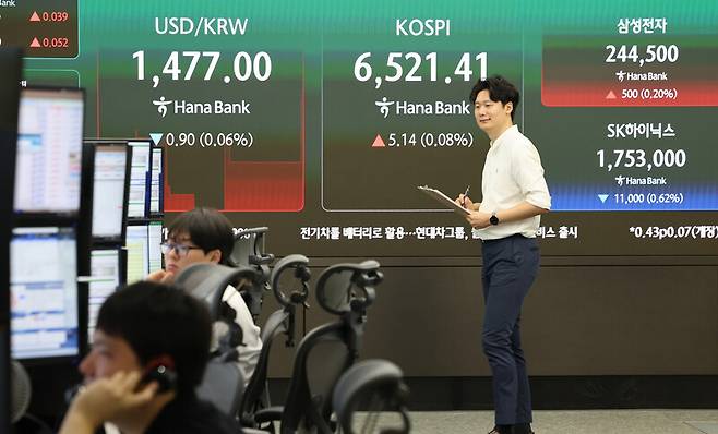 21일 서울 중구 하나은행 본점 딜링룸에서 직원들이 업무를 보고 있다. 연합뉴스
