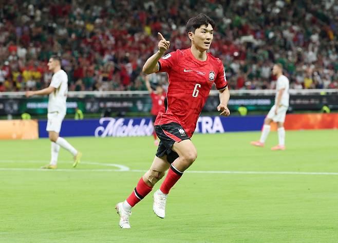 황인범이 지난달 12일(한국시간) 멕시코 사포판의 과달라하라 스타디움에서 열린 2026 북중미 월드컵 조별리그 A조 1차전 체코와의 경기에서 첫 골을 성공시킨 후 세리머니를 하고 있다. 사포판=연합뉴스