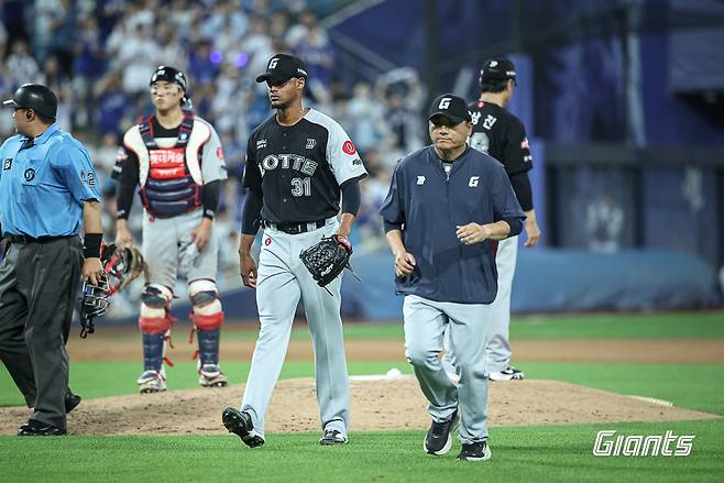 지난 16일 대구 삼성 라이온즈전 6회 말, 강판 지시를 받은 로드리게스가 더 던지고 싶다는 의사를 드러내며 실랑이를 했다. 해설위원은 이를 두고 옵션이 걸려있을 것이라고 유추했다. 사진=롯데 자이언츠 