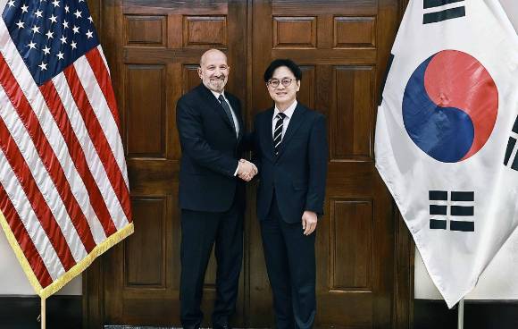 김정관 산업통상부 장관(오른쪽)과 하워드 러트닉 미국 상무부 장관. [사진=산업통상부]