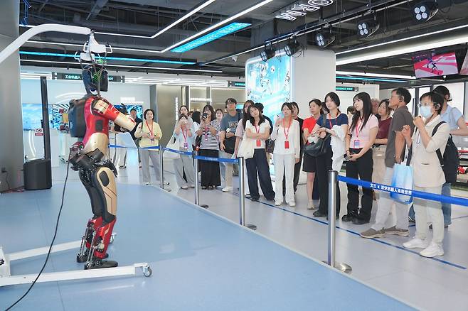원싼미래과학기술전시관은 항저우를 AI 도시로 이끈 스타트업들의 기술을 한 공간에 모았다. 뉴스에서 접하던 로봇과 AI 기술들을 학생들이 직접 조작하고 체험해봤다. 중국연구소