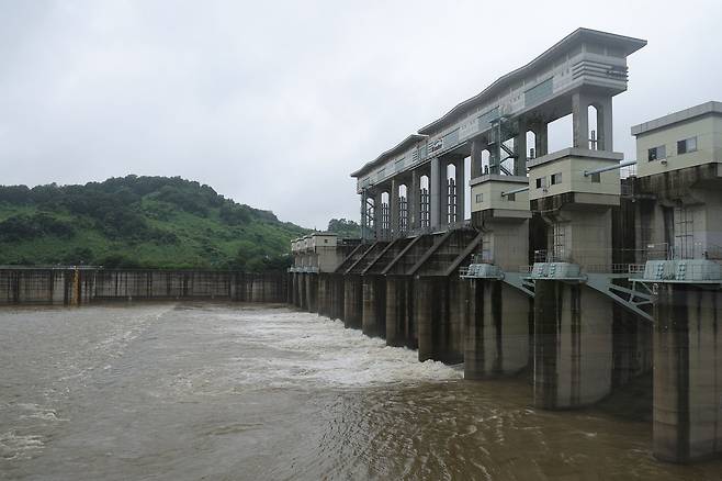 임진강 필승교 수위가 하천 행락객 대피 수위인 1ｍ를 넘어선 지난 15일 오전 경기도 연천군 임진강 군남홍수조절댐에서 강물이 방류되고 있다. 연합뉴스