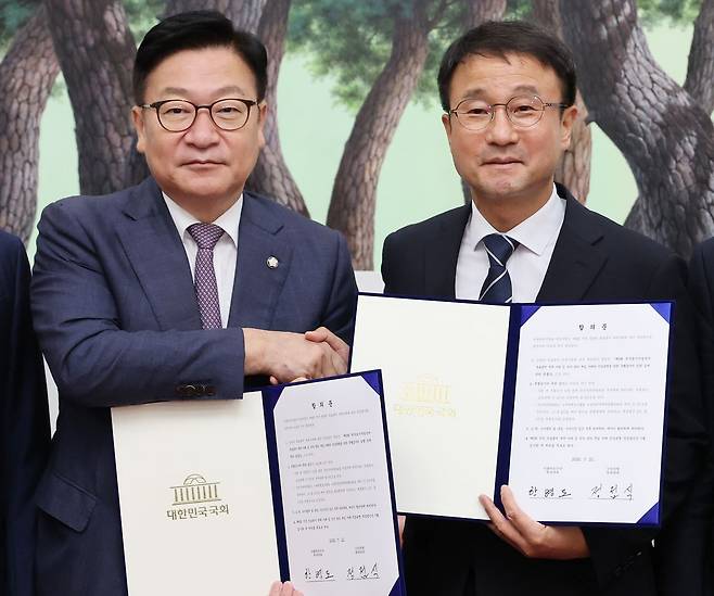 한병도 더불어민주당 대표 직무대행 겸 원내대표와 정점식 국민의힘 원내대표(오른쪽부터 두번째, 세번째)가 21일 국회 운영위원장실에서 제9회 전국동시지방선거 투표용지 부족 사태 등 선거관리 부실 사태의 진상규명을 위한 특별검사의 임명 등에 관한 법률안을 합의하고 있다. 장진영 기자