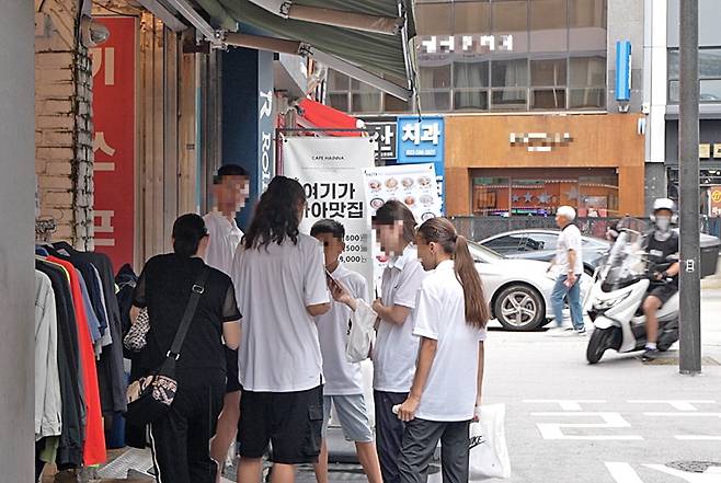 ▲ 2026 춘천코리아오픈국제태권도대회가 지역 상권에 활기를 불어넣고 있다. 20일 낮 외국 관광객들이 명동 상점을 둘러보고 있다.  오세현 기자