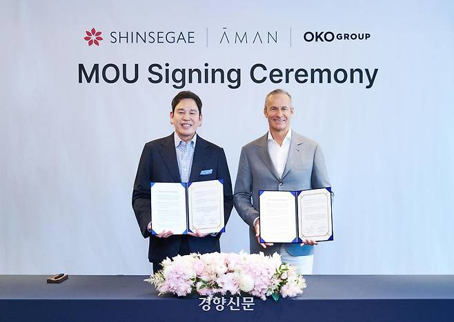 정용진 신세계그룹 회장(사진 왼쪽)과 블라디슬라프 도로닌 오코(OKO)그룹 회장이 최근 서울 강남구 조선팰리스 호텔에서 신세계프라퍼티와 오코그룹 간 조인트벤처(JV) 설립 협약식을 했다. 신세계그룹 제공