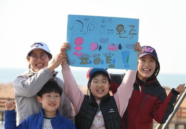 부산국제마라톤대회에 응원전에 나선 참가자 가족들의 모습이다. 이번 가을 가족과 함께 행복한 추억하나씩 만들수 있다면 삶이 더욱 아름다워지지 않을까