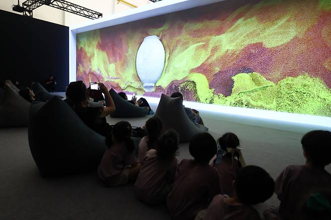 Visitors at the K-Heritage House on July 20 set up at the Bexco convention hall in Busan for the 48th session of the Unesco World Heritage Committee YONHAP