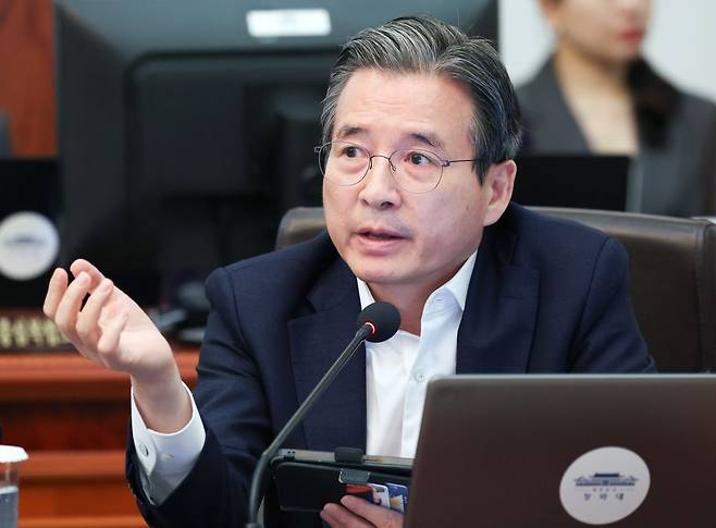 김용범 정책실장이 21일 청와대에서 열린 국무회의에서 이재명 대통령 질문에 답하고 있다. 연합뉴스