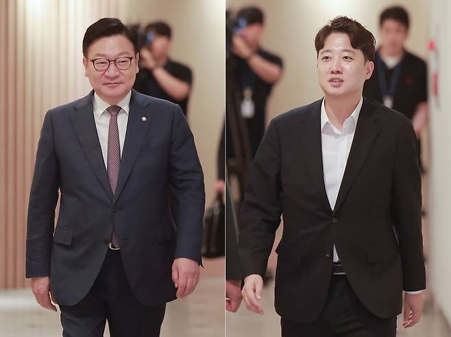국민의힘 정점식 원내대표(왼쪽)와 개혁신당 이준석 대표가 오늘(21일) 오찬 회동하기 위해 서울 여의도 한 식당으로 향하고 있다. / 사진=연합뉴스