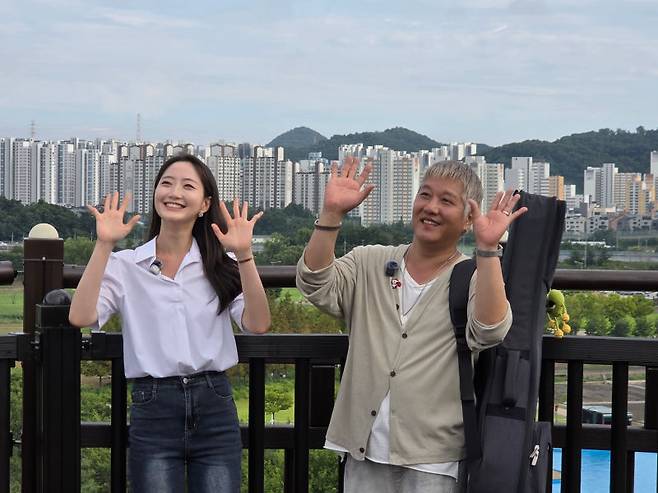 김시영 시흥시 문화홍보대사(오른쪽)와 이우현 아나운서가 갯골생태공원 흔들전망대 위에서 버스킹 엔딩 장면을 촬영하고 있다./사진=이민호기자