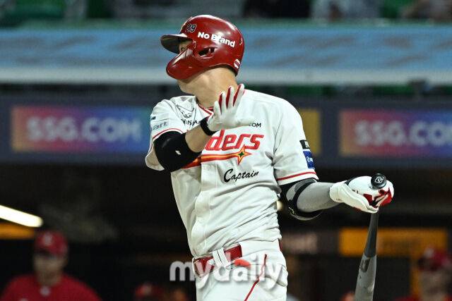 16일 인천 SSG랜더스필드에서 열린 '2026 신한 SOL KBO리그' 롯데 자이언츠와 SSG 랜더스 경기. SSG 오태곤이 9회말 1사 1루에 안타를 치고 있다./마이데일리