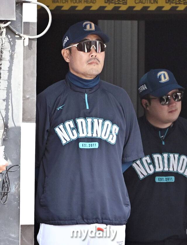 NC 이호준 감독이 경기를 지켜보고 있다./마이데일리
