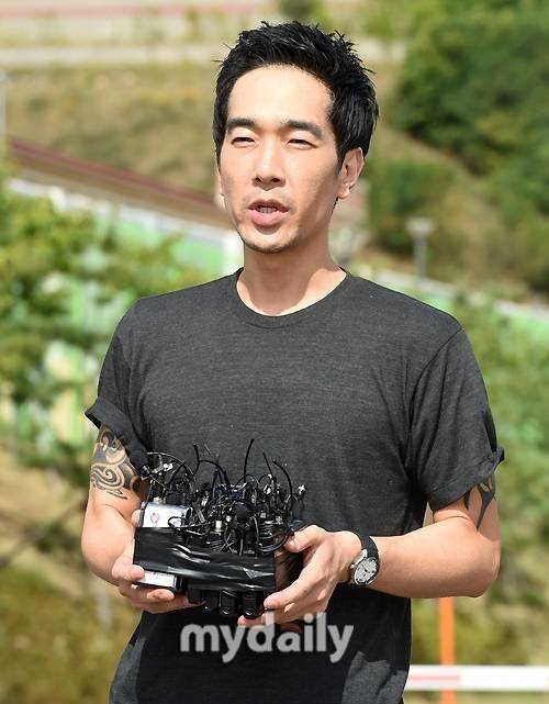 Ko Young-wook, who was expelled from the entertainment industry for sexual offenses against minors, has recently sparked controversy by publicly attacking fellow celebrities such as Pung Sa and Tak Jae-hoon on his social media. Ko Young-wook, who previously criticized Yoo Jae-suk and Shin Dong-yup, has continued to mock TV personalities and make revealing remarks about his former colleagues.Ko Young-wook has reacted sharply by criticizing the SBS show *My Ugly Duckling*, on which Pung Ja-ha appeared, and by bringing up Tak Jae-hoons past behavior. He raised his voice in criticism of Tak Jae-hoon, citing an anecdote from Taks days as a member of the group Lulla.In 2013, Ko Young-wook was sentenced to prison on charges of sexual assault and indecent assault on a minor, becoming the first celebrity to be fitted with an electronic ankle monitor. After his release in 2015, he attempted a comeback but was barred from activities due to fierce public backlash and platform policies.Experts analyze that Ko Young-wooks behavior stems from feelings of inferiority regarding his marginalized position in the entertainment industry and a desire for public validation. His desperate attempts to assert his presence—even at the cost of sparking controversy—are inviting public criticism.
