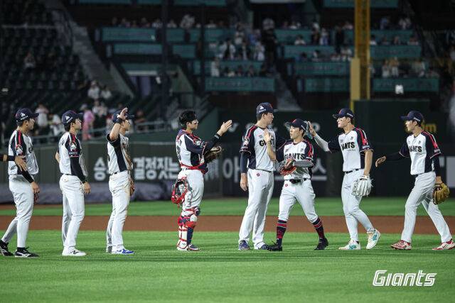 롯데 자이언츠 선수들이 21일 사직구장에서 열린 SSG 랜더스와 홈 경기를 6-2 역전승으로 마친 뒤 하이파이브를 하며 서로를 격려하고 있다./롯데 자이언츠 제공