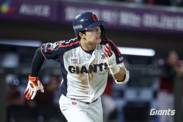 롯데 자이언츠 한태양이 21일 사직구장에서 열린 SSG 랜더스와 홈 경기 6회말 공격에서 2루타를 치고 타석에서 1루로 달려나가고 있다./롯데 자이언츠 제공