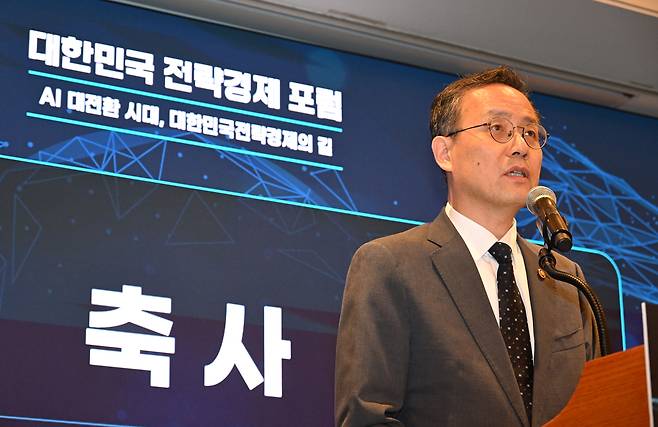 이형일 재정경제부 1차관이 21일 서울 중구 롯데호텔에서 재정경제부와 산업연구원 공동주최로 열린 ‘대한민국 전략경제 포럼: AI 대전환 시대, 대한민국 전략경제의 길’에 참석, 축사하고 있다. [재정경제부 제공]