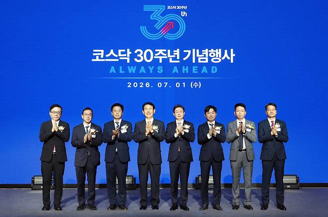 주요 참석자들이 지난 1일 서울 여의도 콘래드호텔에서 열린 ‘KOSDAQ CONNECT 2026’ 코스닥시장 개설 30주년 기념행사에서 기념촬영을 하고 있다. 왼쪽부터 김세완 자본시장연구원장, 송병준 벤처기업협회장, 오기형 코리아프리미엄 K-자본시장특별위원회 위원장, 정은보 한국거래소 이사장, 이억원 금융위원장, 이동훈 코스닥협회장, 김학균 한국벤처캐피탈협회장, 황선오 금융감독원 부원장. [한국거래소 제공]