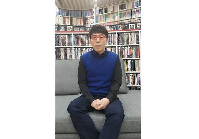[서울=뉴시스] 영화평론가 이동진. (사진=유튜브 채널 '이동진 Lo-Fi' 캡처) 2024.12.03. photo@newsis.com  *재판매 및 DB 금지
