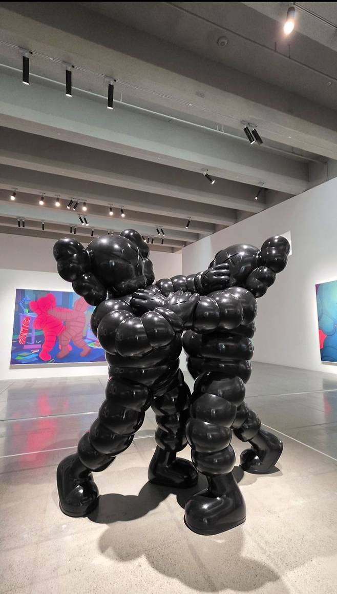 [사진=박현주 미술전문기자] 21일 서울 강서구 스페이스K 서울에서 카우스(KAWS)의 한국 첫 미술관 개인전 '친구, 그리고 이웃(FRIENDS AND NEIGHBORS)'이 언론에 공개됐다. 대표 캐릭터 '첨(CHUM)'이 서로 맞서는 신작 '막상막하' 조각을 비롯해 회화·조각 등 20여 점을 선보인다. 전시는 23일부터 12월 27일까지 열린다. 2026.07.21. hyun@newsis.com *재판매 및 DB 금지