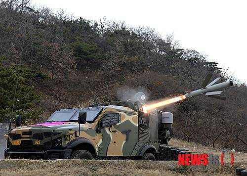 【서울=뉴시스】해병대사령부가 21일 서북도서에서 실시한 해상사격훈련에서 스파이크 미사일을 발사하고 있다. 2014.11.21. (사진=해병대사령부 제공) photo@newsis.com