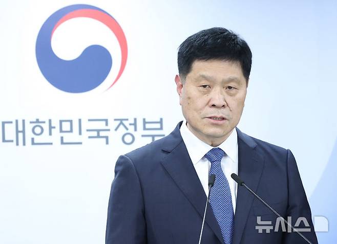 [서울=뉴시스] 조수정 기자 = 김영수 행정안전부 의정관이 국방부, 경찰청과 함께 21일 오후 서울 종로구 정부서울청사에서 반헌법적 행위, 간첩조작사건 관련자 등 부적절한 정부포상 대대적 취소 관련 합동 브리핑을 하고 있다. 2026.07.21. chocrystal@newsis.com
