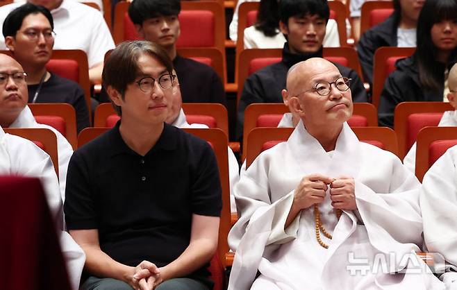 [서울=뉴시스] 전신 기자 = 하정우 전 청와대 AI미래기획수석비서관이 21일 서울 종로구 한국불교역사문화기념관에서 열린 'AI, 한국불교 미래를 얘기하다' 강연에 앞서 사회자 발언을 듣고 있다. 오른쪽은 조계종 총무원장 진우 스님. 2026.07.21. photo1006@newsis.com