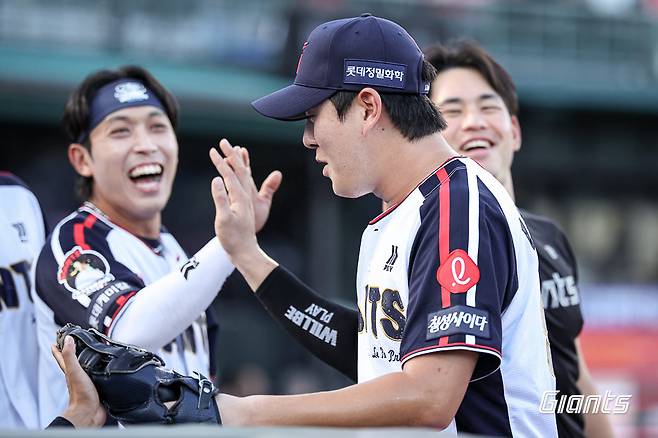 롯데 나승엽이 21일 사직 SSG전서 동료들과 기뻐하고 있다. 사진제공｜롯데 자이언츠