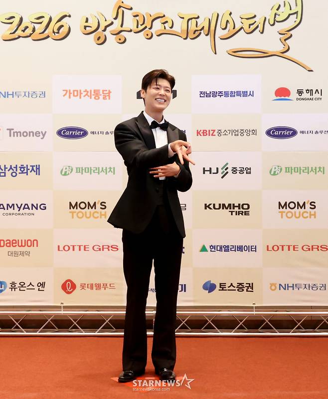 2026 MTN 방송광고 페스티벌이 21일 오후 서울 마포구 상암동 중소기업DMC타워 컨벤션홀에서 열렸다.  가수 박지현이 레드카펫에서 포즈를 취하고 있다.  배우 이민정이 CF스타상 최우수상, 가수 박지현이 CF스타상 우수상, 배우 김재원과 비트펠라하우스 & 베이비돈크라이 등이 CF스타상 신인상을 수상했다.  이날 행사는 유튜브 채널 '애드립TV'를 통해 실시간 생중계된다. /사진=김진경 kim.jinkyung@