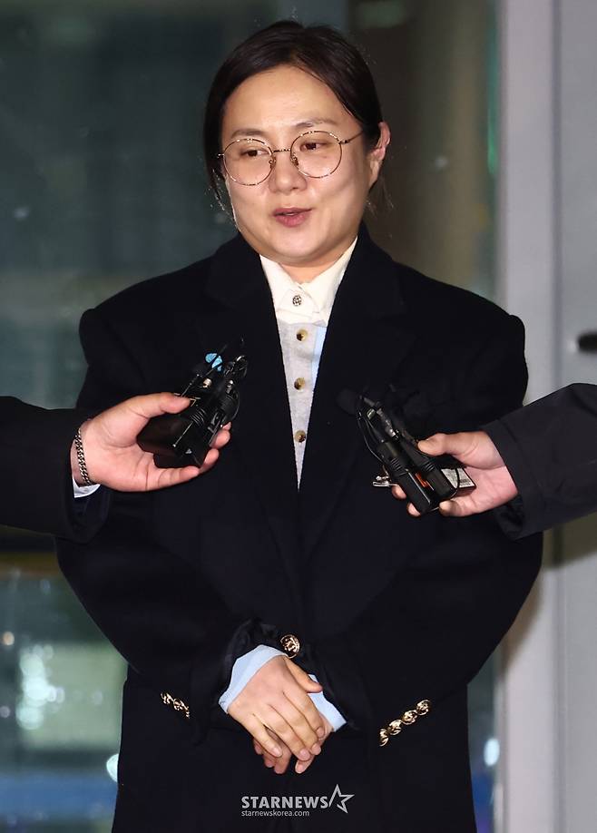 (서울=뉴스1) 김민지 기자 = 전직 매니저들에게 갑질을 했다는 등의 의혹에 휩싸인 개그우먼 박나래가 20일 밤 서울 강남경찰서에서 피고발인 조사를 마치고 나오며 취재진 질의에 답변하고 있다. 2026.2.20/뉴스1  Copyright (C) 뉴스1. All rights reserved. 무단 전재 및 재배포,  AI학습 이용 금지. /사진=(서울=뉴스1) 김민지 기자
