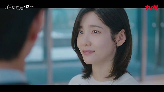 In the tvN drama *Go to Work!*, Park Ji-hyun, who plays the role of Cha Ji-yoon, officially formalized her relationship with Seo In-guk, who plays the role of Kang Si-woo, by directly addressing the infidelity rumors surrounding them. Cha Ji-yoon accepted Kang Si-woos proposal and confidently revealed that they were an office couple. In the drama, Kang Si-woo mentioned marriage while suggesting a move to Cha Ji-yoon, and Cha Ji-yoon personally stepped forward to clarify the affair allegations that arose later, explaining that she had been with him. The two confirmed their feelings for each other and advanced their relationship.