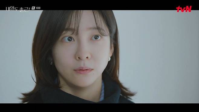 In the tvN drama *Go to Work!*, Park Ji-hyun, who plays the role of Cha Ji-yoon, officially formalized her relationship with Seo In-guk, who plays the role of Kang Si-woo, by directly addressing the infidelity rumors surrounding them. Cha Ji-yoon accepted Kang Si-woos proposal and confidently revealed that they were an office couple. In the drama, Kang Si-woo mentioned marriage while suggesting a move to Cha Ji-yoon, and Cha Ji-yoon personally stepped forward to clarify the affair allegations that arose later, explaining that she had been with him. The two confirmed their feelings for each other and advanced their relationship.