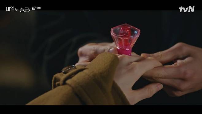 In the tvN drama *Go to Work!*, Park Ji-hyun, who plays the role of Cha Ji-yoon, officially formalized her relationship with Seo In-guk, who plays the role of Kang Si-woo, by directly addressing the infidelity rumors surrounding them. Cha Ji-yoon accepted Kang Si-woos proposal and confidently revealed that they were an office couple. In the drama, Kang Si-woo mentioned marriage while suggesting a move to Cha Ji-yoon, and Cha Ji-yoon personally stepped forward to clarify the affair allegations that arose later, explaining that she had been with him. The two confirmed their feelings for each other and advanced their relationship.