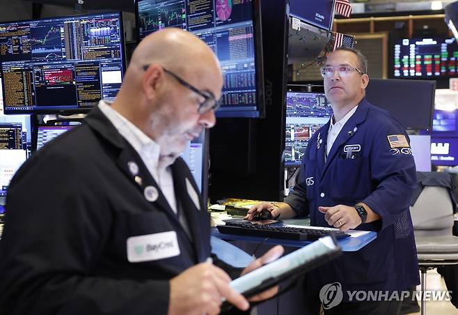 20일(현지시간) 뉴욕증권거래소(NYSE) 트레이더들 [UPI=연합뉴스]