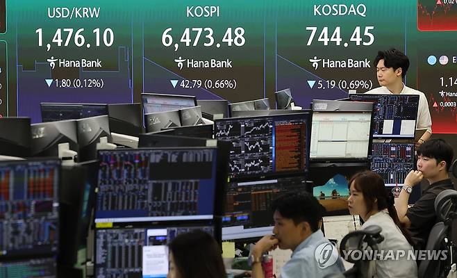 코스피, 상승 출발 후 보합권 (서울=연합뉴스) 이진욱 기자 = 21일 서울 중구 하나은행 본점 딜링룸에서 직원들이 업무를 보고 있다. 이날 코스피는 상승 출발한 뒤 보합권에서 움직이고 있다. 오전 9시 2분 현재 코스피는 전 장보다 45.91포인트(0.70%) 내린 6,470.36이다. 2026.7.21 cityboy@yna.co.kr