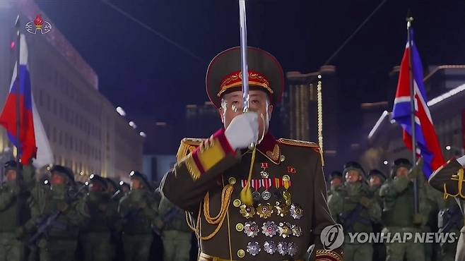 북한, '해외작전부대종대' 인솔 리창호 정찰정보총국장 (서울=연합뉴스) 지난 25일 평양에서 열린 노동당 제9차대회 기념 열병식에서 정찰정보총국장 겸 해외특수작전부대 제1부사령관 리창호 상장이 북한·러시아 국기를 앞세운 해외작전부대 종대를 인솔하며 행진하고 있다. [조선중앙TV 화면] 2026.2.27 
    [국내에서만 사용가능. 재배포 금지. For Use Only in the Republic of Korea. No Redistribution] nkphoto@yna.co.kr