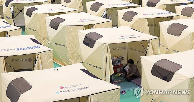 두 번 겪는 대피소 생활 (의성=연합뉴스) 윤관식 기자 = 20일 경북 의성종합체육관에 마련된 수해 대피소에서 구계2리 이재민들이 휴식을 취하고 있다.
이들 중 일부는 지난해 산불 때 집을 잃고 마을회관 등에서 지내다 임시주택으로 이주했으나, 전날 폭우로 다시 한번 대피소에 머물게 됐다. 2026.7.20 psik@yna.co.kr