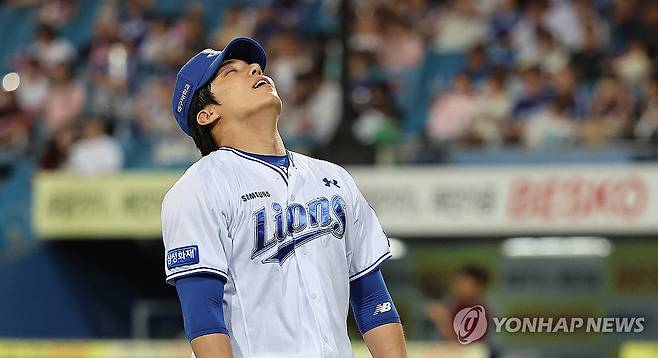 원태인, 무실점 만끽 (대구=연합뉴스) 윤관식 기자 = 16일 대구 삼성라이온즈파크에서 열린 2026 프로야구 KBO리그 키움 히어로즈와 삼성 라이온즈의 경기. 6회초 삼성 선발 투수 원태인이 무실점 피칭을 마치고 마운드를 내려오고 있다. 2026.6.16 psik@yna.co.kr