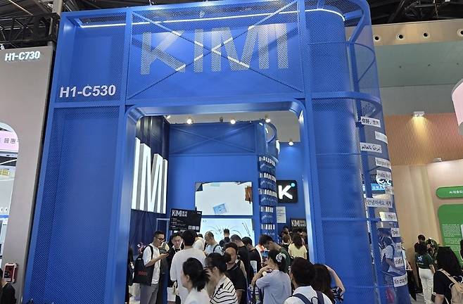 인공지능(AI) 모델 '키미 K3' 부스 (상하이=연합뉴스) 차병섭 특파원 = 18일(현지시간) 중국 상하이의 2026 세계인공지능대회(WAIC) 행사장. 중국 스타트업 '문샷'은 인공지능(AI) 모델 '키미 K3' 부스에서 관람객을 대상으로 경품 이벤트를 진행했다. 2026.7.21  bscha@yna.co.kr (끝)