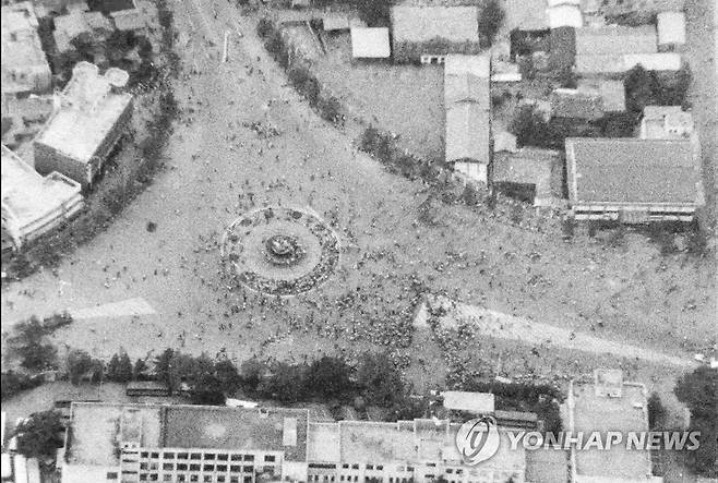 옛 전남도청으로 모이는 시민들 [5·18민주화운동기록관 제공=연합뉴스]