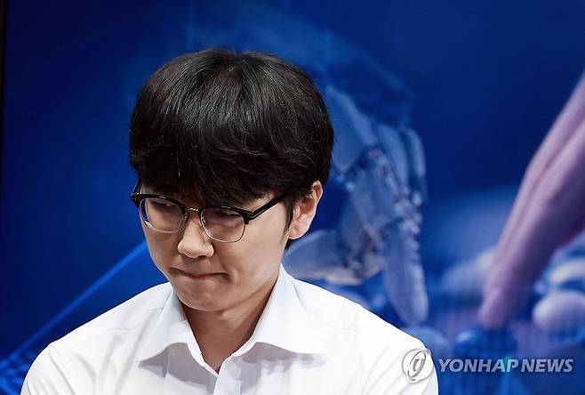 생각에 잠긴 신진서 (서울=연합뉴스) 한종찬 기자 = 바둑 세계 랭킹 1위 신진서 9단이 현존하는 최고 수준의 바둑 AI 프로그램 카타고(KataGo)와 쎈수학·한경 기신전(棋神戰) 3번기를 치른다. 신진서가 21일 서울 중구 한국경제TV 스튜디오에서 열린 경기에서 대국 시작을 기다리고 있다. 2026.7.21 saba@yna.co.kr