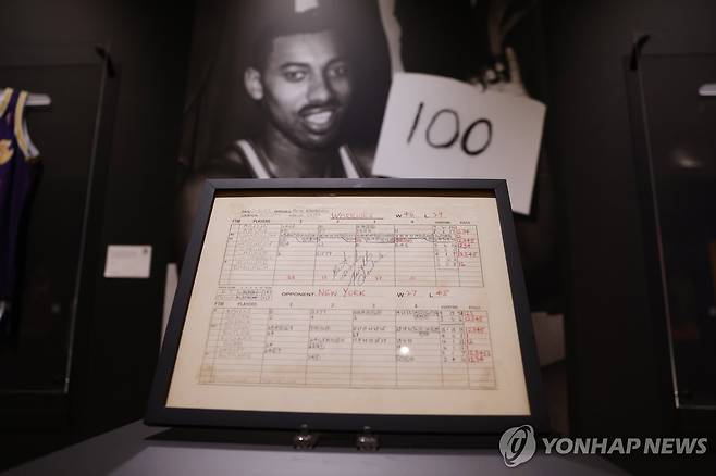 윌트 체임벌린의 100득점 경기 기념 사진 [UPI=연합뉴스 자료 사진. 재배포 및 DB 금지]